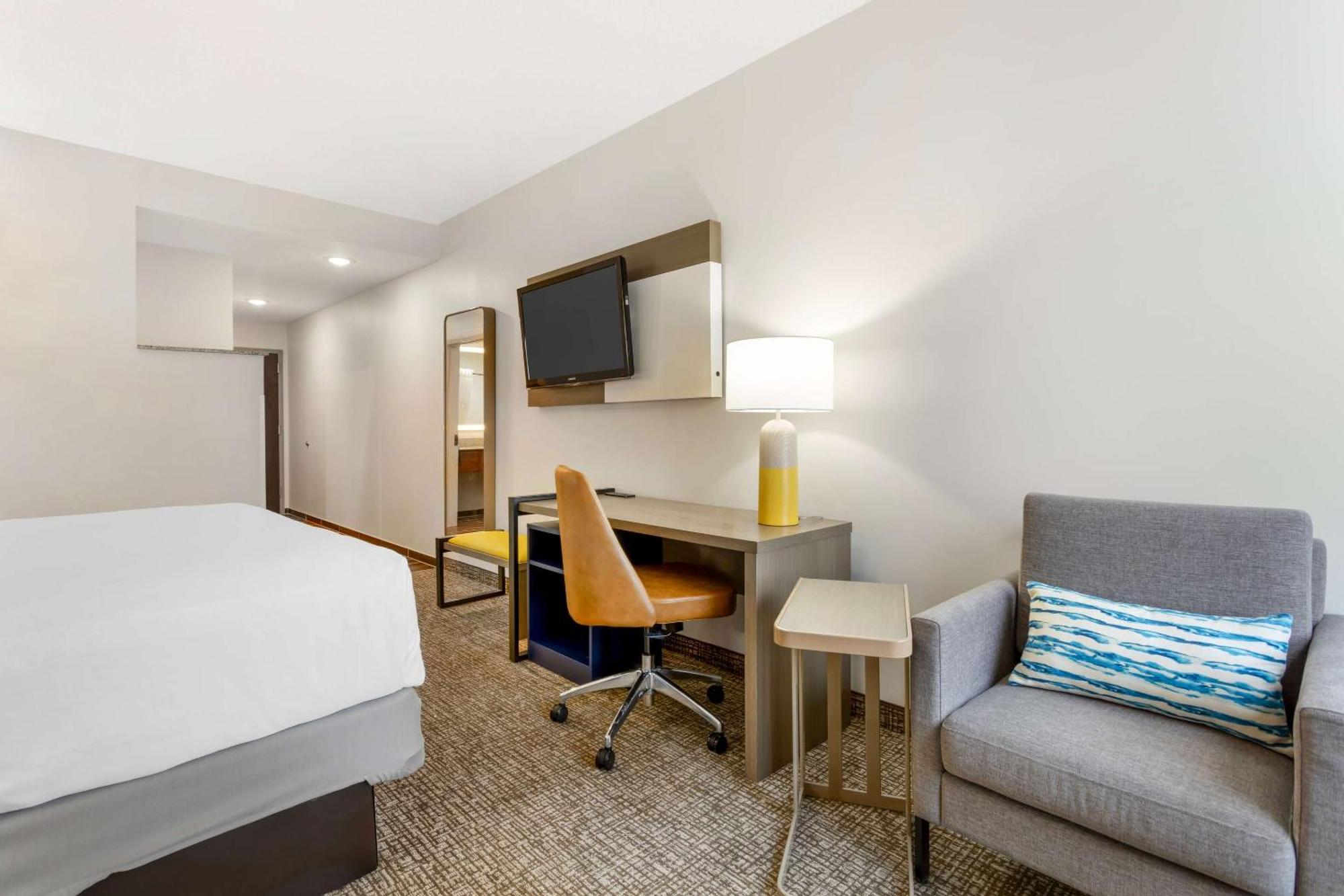 Comfort Suites East Brunswick - South River Экстерьер фото