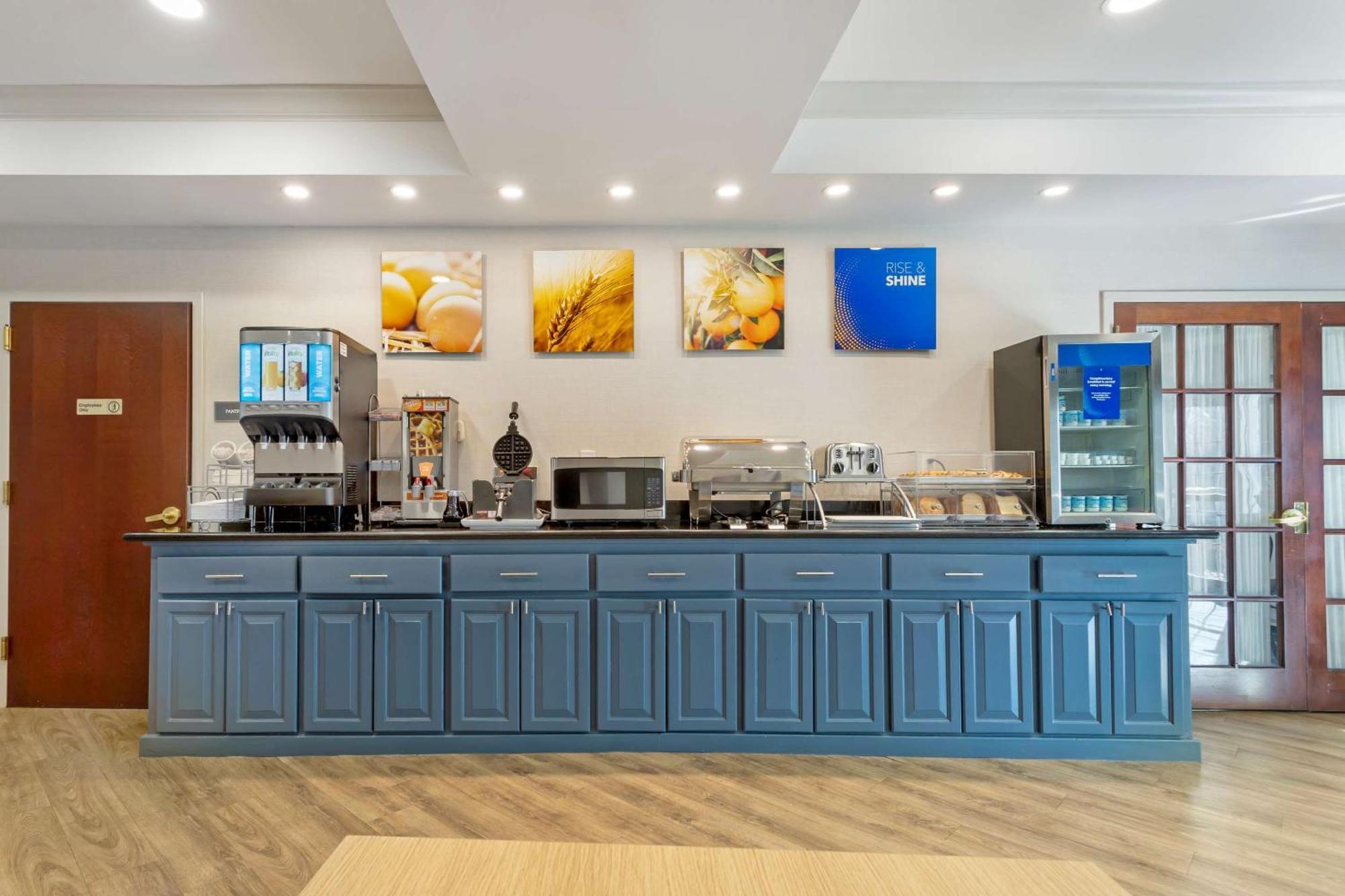 Comfort Suites East Brunswick - South River Экстерьер фото